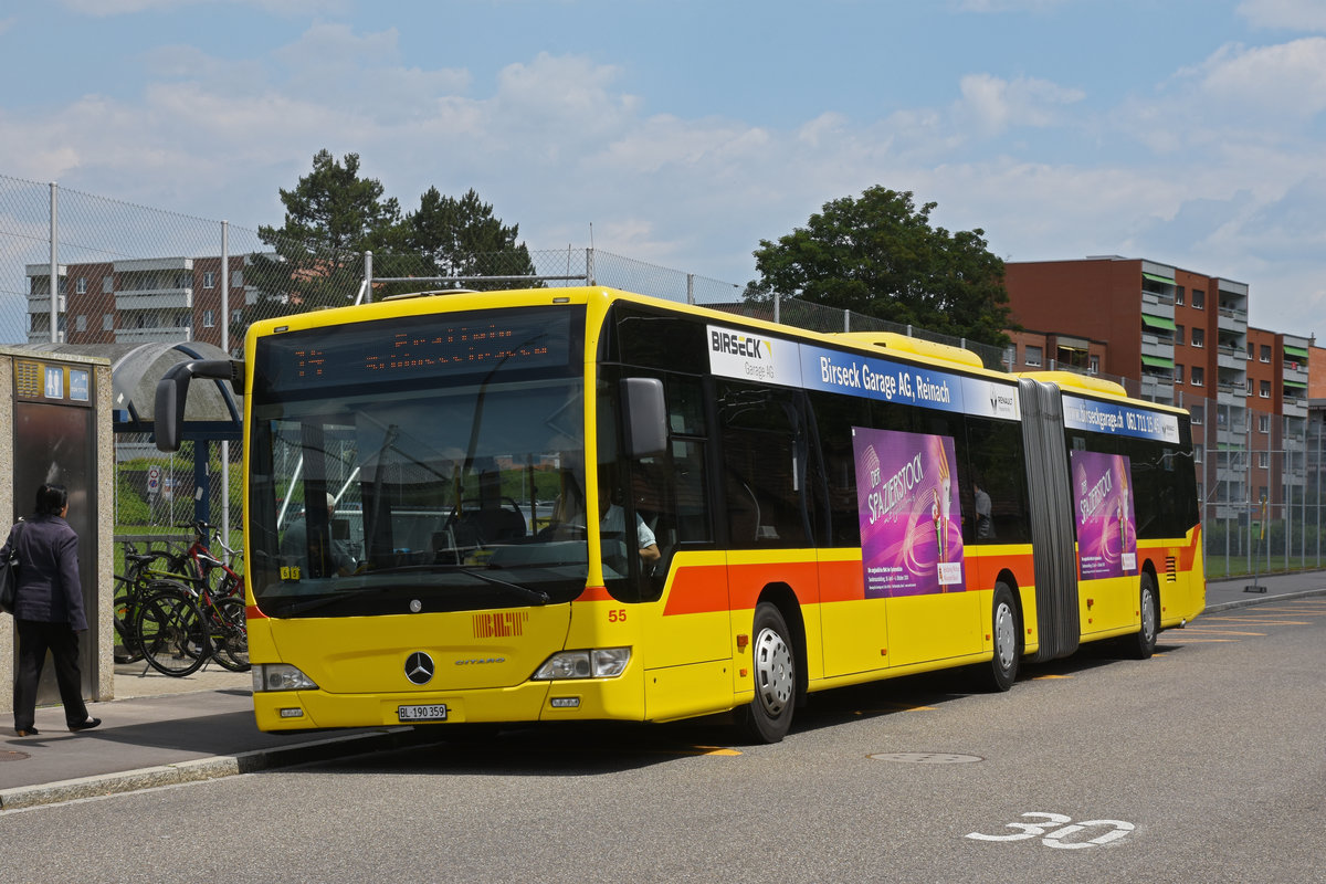Wärend der Grossbaustelle zwischen Muttenz und Pratteln werden Busse als Tram Ersatz eingesetzt. Hier wartet der Mercedes Citaro 55 der BLT, auf der Linie 14, an der Endstation an der Rothausstrasse. Die Aufnahme stammt vom 28.05.2020.