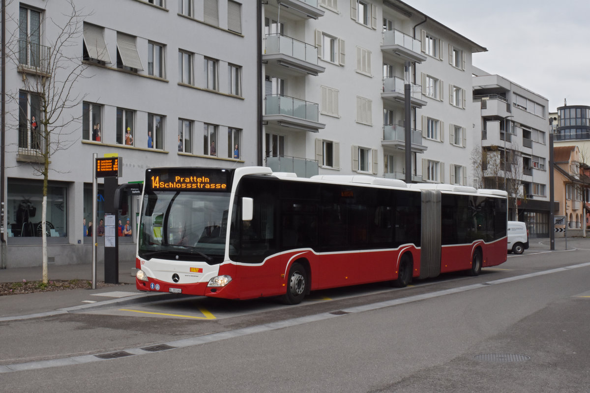 Wärend der Grossbaustelle zwischen Muttenz und Pratteln werden Busse aus Wien als Tram Ersatz auf der Linie 14 eingesetzt. Hier bedient der Mercedes Citaro 97 die Haltestelle beim Bahnhof Pratteln. Die Aufnahme stammt vom 30.03.2020.