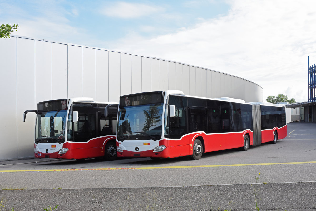 Wärend der Grossbaustelle zwischen Muttenz und Pratteln wurden Busse aus Wien als Tram Ersatz auf der Linie 14 eingesetzt. Nun ist dieser Einsatz beendet und die Busse stehen ohne Kontrollschild auf dem Hof des Depots Hüslimatt. Die Aufnahme stammt vom 16.06.2020.