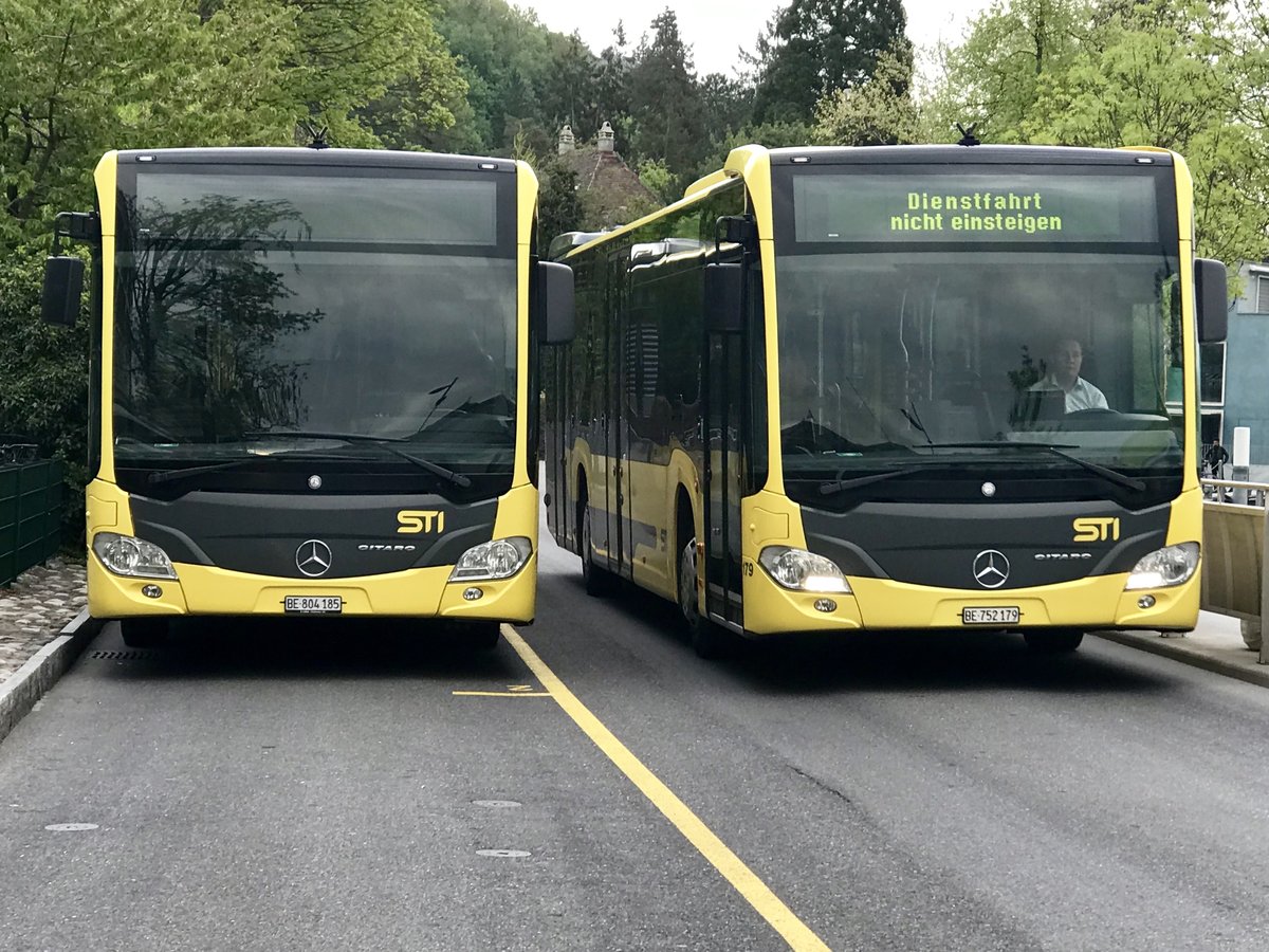 Wärend der STI C2 185 links parkiert wurde, wird er am 26.4.18 vom C2 179, der Richtung Haltekante fährt, überholt.