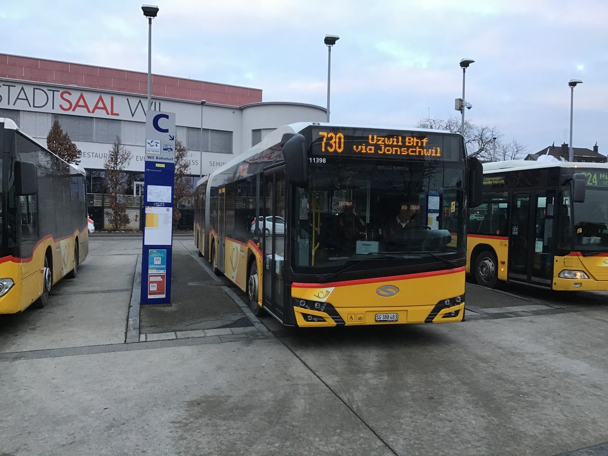 Wagen 11398, ein brandneuer Solaris-Gelenkbus von Postauto Ostschweiz, wartet am Busbahnhof in Wil (SG) auf seine Abfahrt als Linie 730 nach Uzwil (SG).