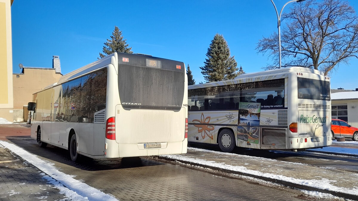 Wagen 1408 und Wagen 2240 der Regiobus Mittelsachsen GmbH stehen am 7.2.23 an der Haltestelle Augustusburg, Zum Schlossberg.
