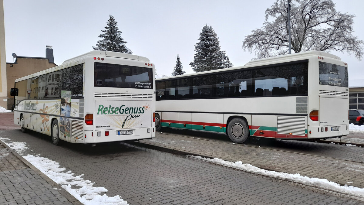 Wagen 2240 und Wagen 2294 der Regiobus Mittelsachsen GmbH stehen am 25.1.23 an der Haltestelle Augustusburg, Zum Schlossberg.