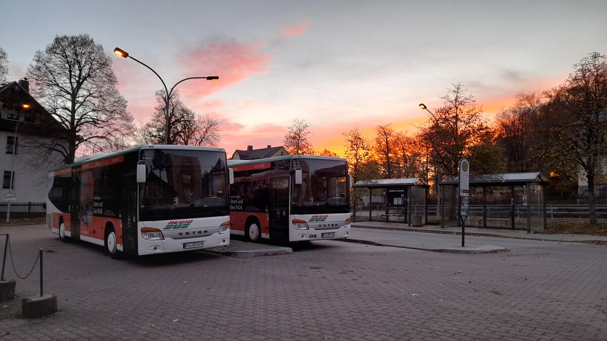 Wagen 2529 und Wagen 2530 der Regiobus Mittelsachsen GmbH stehen am 1.11.22 auf dem Busplatz in Augustusburg.