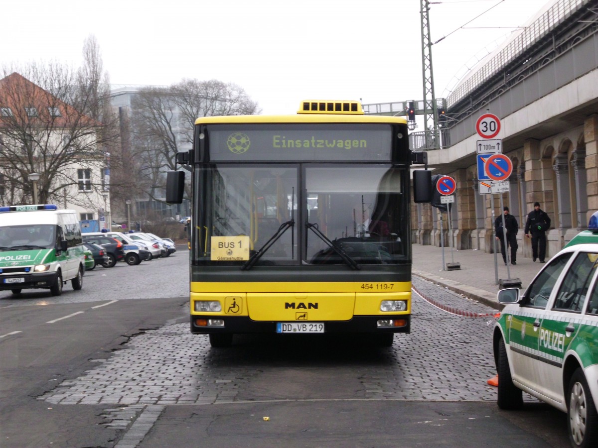 Wagen 454 119-7 vor dem Dresdner Hauptbahnhof als Einsatzwagen für das Dynamospiel am 06.04.2013