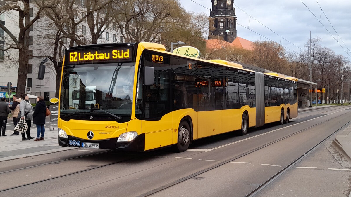 Wagen 459313-4 der DVB fuhr am 29.12.22 in Dresden auf der Linie 62 Richtung Löbtau Süd.