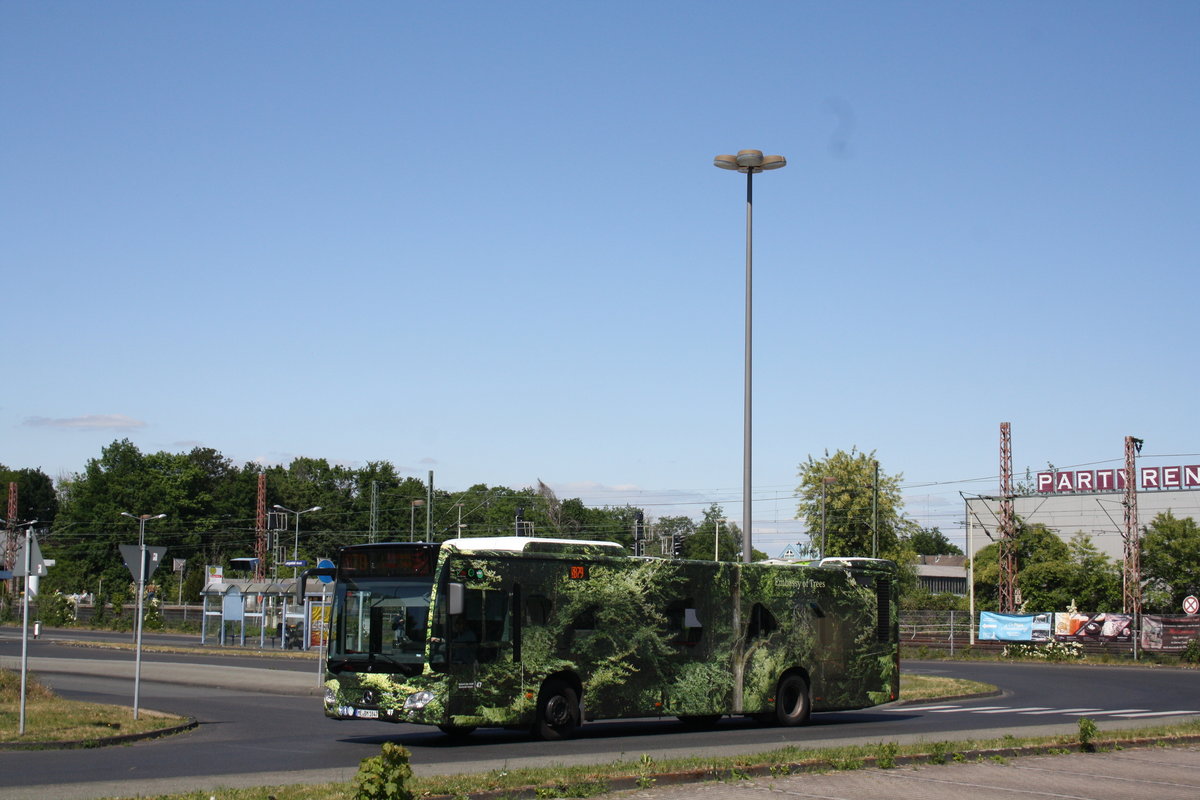 Wagen 47 der Bahnen Monheim war im Sommer 2020 mit einem Waldmotiv beklebt, hier als SB79 am Langenfelder Bahnhof.