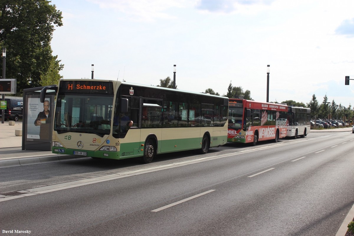 Wagen 532 trifft am Hauptbahnhof auf 535 der VBBr. Dahinter steht ein kleiner Neoplan der Firma Behrendt, Lehnin. (22.08.2014) 