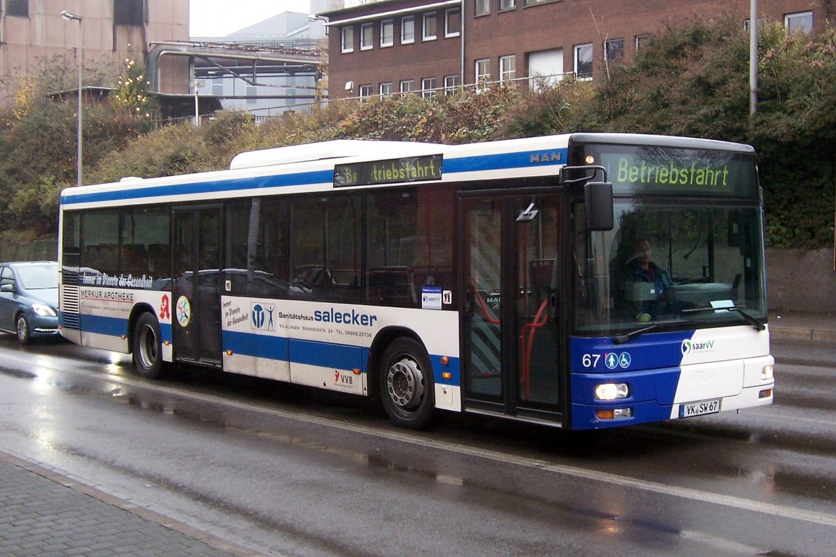 Wagen 67 der VVB, ein MAN NL263 mit EZ 2002, ist am 3. Dezember 2014 auf einer Betriebsfahrt.