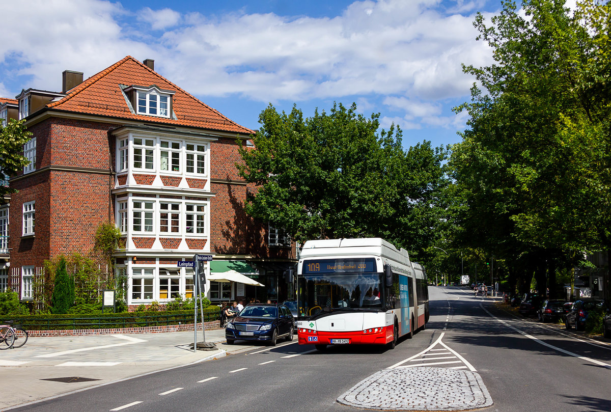 Wagen 7492 der Hamburger Hochbahn AG, ein 18,75 Meter langer Batteriebus mit Brennstoffzelle als Range-Extender aus dem Hause Solaris, ist am 6.8.2018 auf der Linie 109 in Richtung Hauptbahnhof unterwegs.