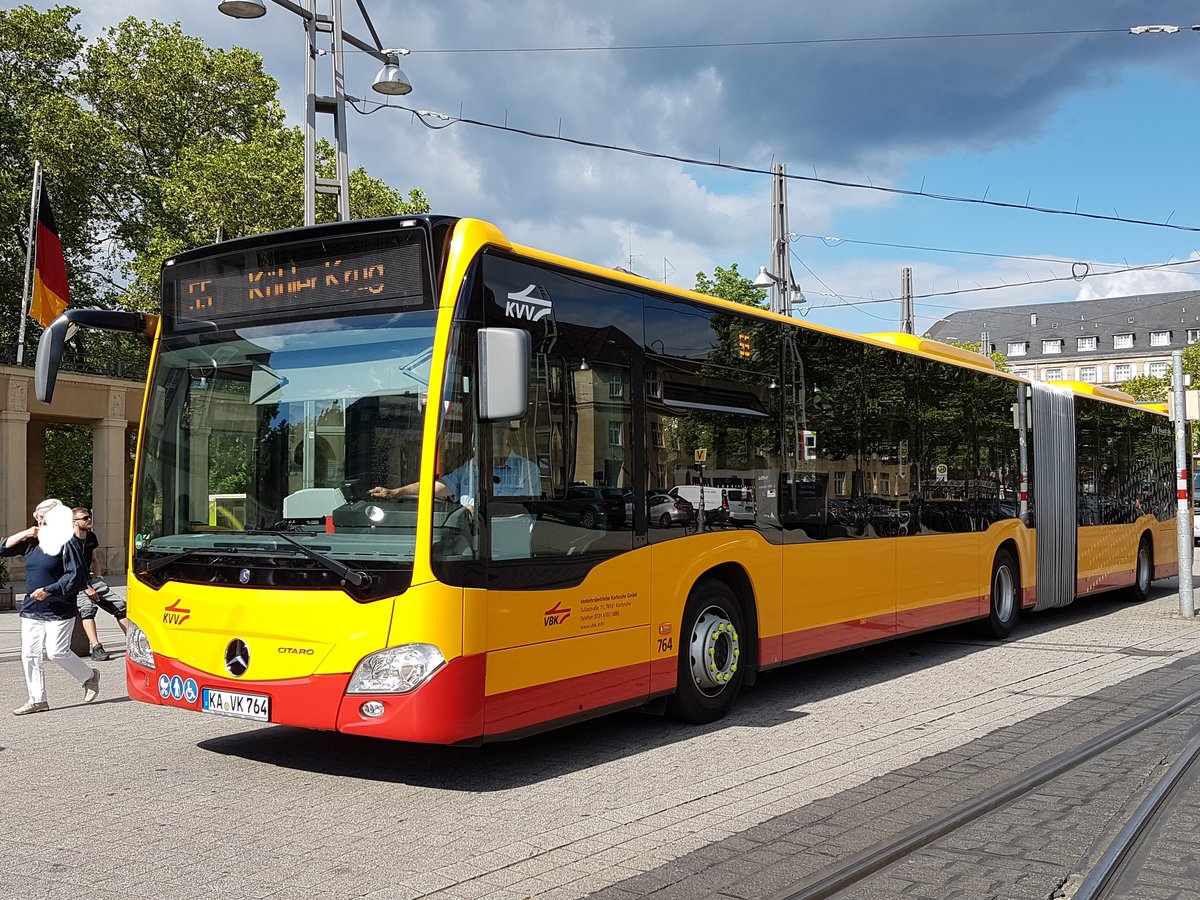 Wagen 764 ist auf dem Weg zum Kühler Krug. Das Fahrzeug ist ein Mercedes Benz O530 Citaro G C2 aus dem Jahr 2018 der im neuen VBK Shema lackiert worden ist. Fotografiert habe ich den Bus am 31 Mai 2019 am Karlsruher Hauptbahnhof.
