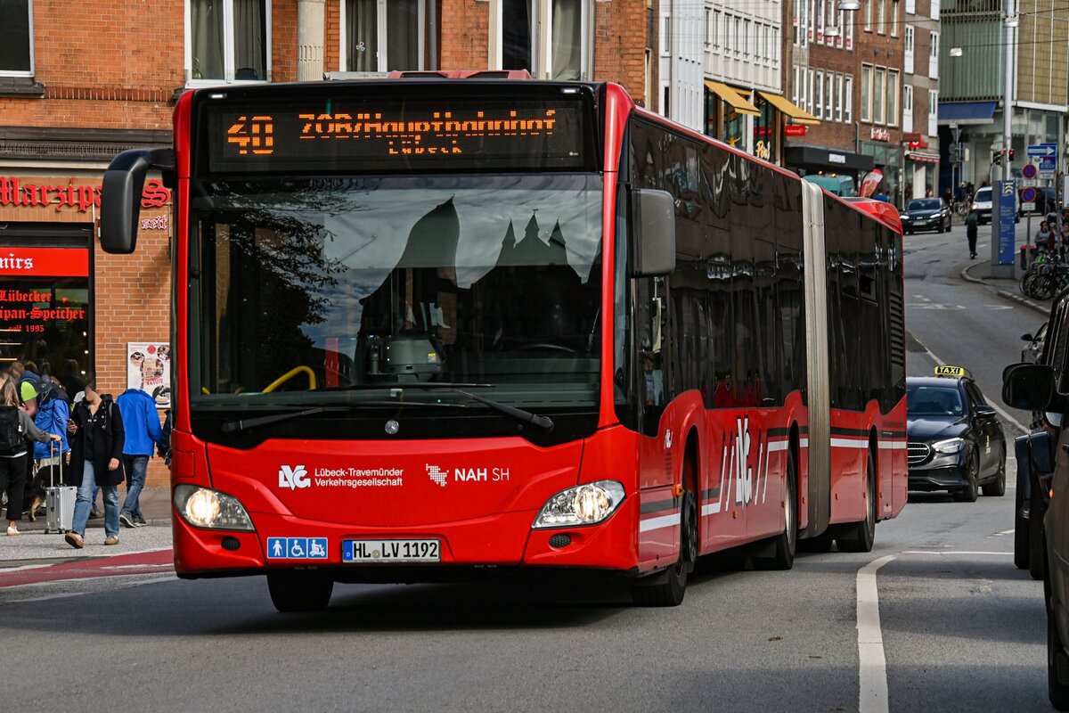 Wagen Nr. 192 der L�beck-Travem�nder Verkehrsgesellschaft mbH (LVG) fuhr am 11.09.2026 als Linie 40 zum ZOB/Hauptbahnnhof.
Hier auf der L�becker Holstentorbr�cke.

Fahrzeugbesitzer: L�beck-Travem�nder Verkehrsgesellschaft mbH (LVG)
Fahrzeugnutzer: L�beck-Travem�nder Verkehrsgesellschaft mbH (LVG)
Modell: (EvoBus) Mercedes Benz O 530 G C2
Baujahr: 2018
Kennzeichen: HL-LV 1192
Werbung: -
