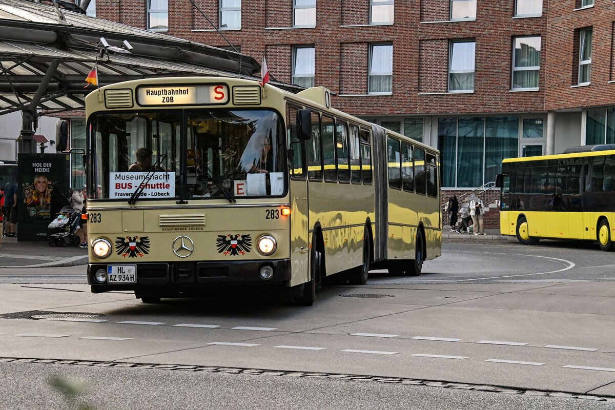 Wagen Nr. 283 des Verein Historischer Stadtverkehr L�beck e.V. (VHSL) wurde am 29.08.2026 f�r den Shuttle-Verkehr zur L�becker Museumsnacht eingesetzt.

Modell: Mercedes Benz O 305 G
Baujahr: 1984