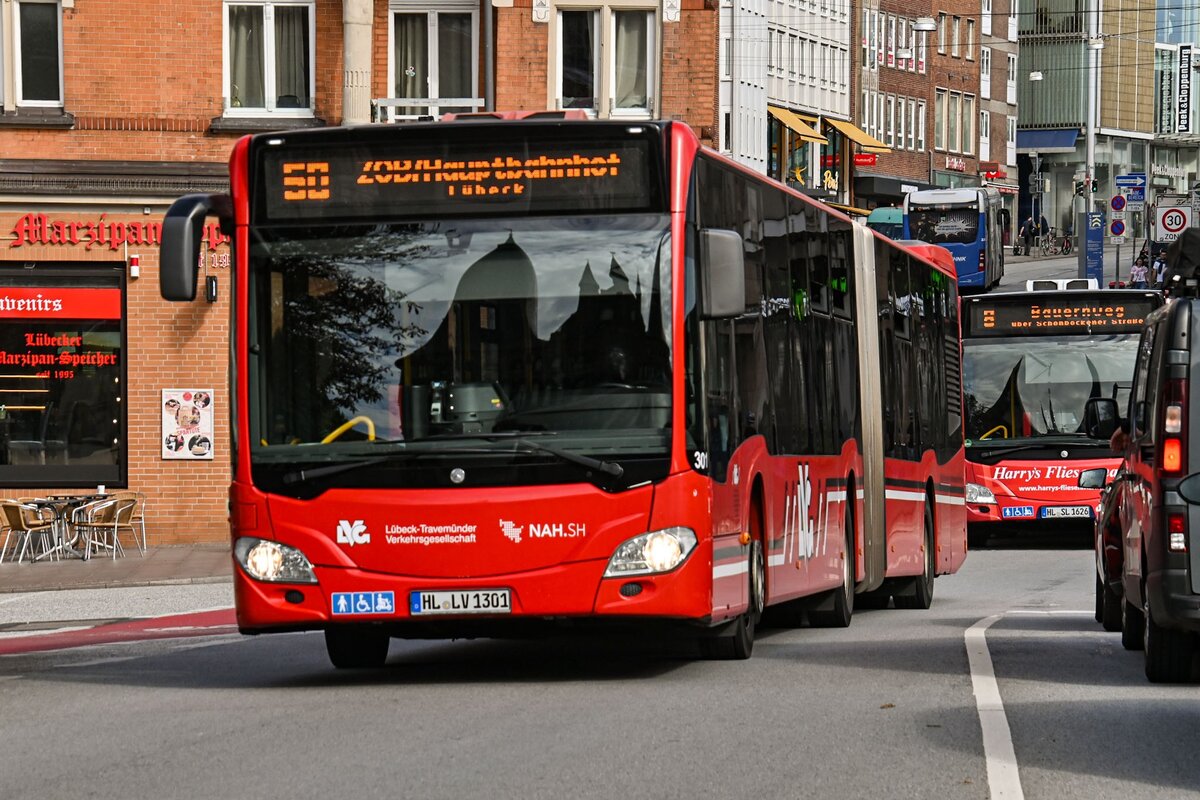 Wagen Nr. 301 der L�beck-Travem�nder Verkehrsgesellschaft mbH (LVG) fuhr am 11.09.2026 als Linie 50 zum ZOB/Hauptbahnnhof.
Hier auf der L�becker Holstentorbr�cke.

Fahrzeugbesitzer: L�beck-Travem�nder Verkehrsgesellschaft mbH (LVG)
Fahrzeugnutzer: L�beck-Travem�nder Verkehrsgesellschaft mbH (LVG)
Modell: (EvoBus) Mercedes Benz O 530 G C2
Baujahr: 2018
Kennzeichen: HL-LV 1301
Werbung: -