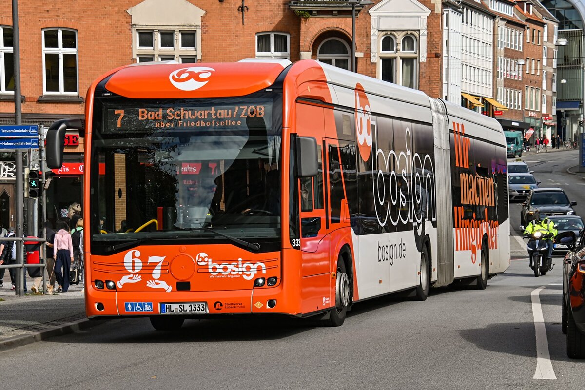 Wagen Nr. 333 der Stadtverkehr L�beck Mobil GmbH (SL/SWLM) fuhr am 11.09.2026 als Linie 7 nach Bad Schwartau/ ZOB.
Hier auf der L�becker Holstentorbr�cke.

Fahrzeugbesitzer: Stadtverkehr L�beck Mobil GmbH (SL/SWLM)
Fahrzeugnutzer: Stadtverkehr L�beck Mobil GmbH (SL/SWLM)
Modell: (EvoBus) Mercedes Benz eCitaro G
Baujahr: 2023
Kennzeichen: HL-SL 1333
Werbung: Bosign- Folientechnik