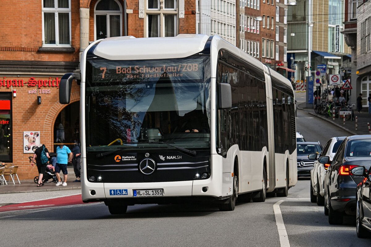 Wagen Nr. 351 der Stadtverkehr L�beck Mobil GmbH (SL/SWLM) fuhr am 07.09.2026 als Linie 7 nach Bad Schwartau/ ZOB.
Hier auf der L�becker Holstentorbr�cke.

Fahrzeugbesitzer: Stadtverkehr L�beck Mobil GmbH (SL/SWLM)
Fahrzeugnutzer: Stadtverkehr L�beck Mobil GmbH (SL/SWLM)
Modell: (EvoBus) Mercedes Benz eCitaro G
Baujahr: 2021
Kennzeichen: HL-SL 1351
Werbung: -