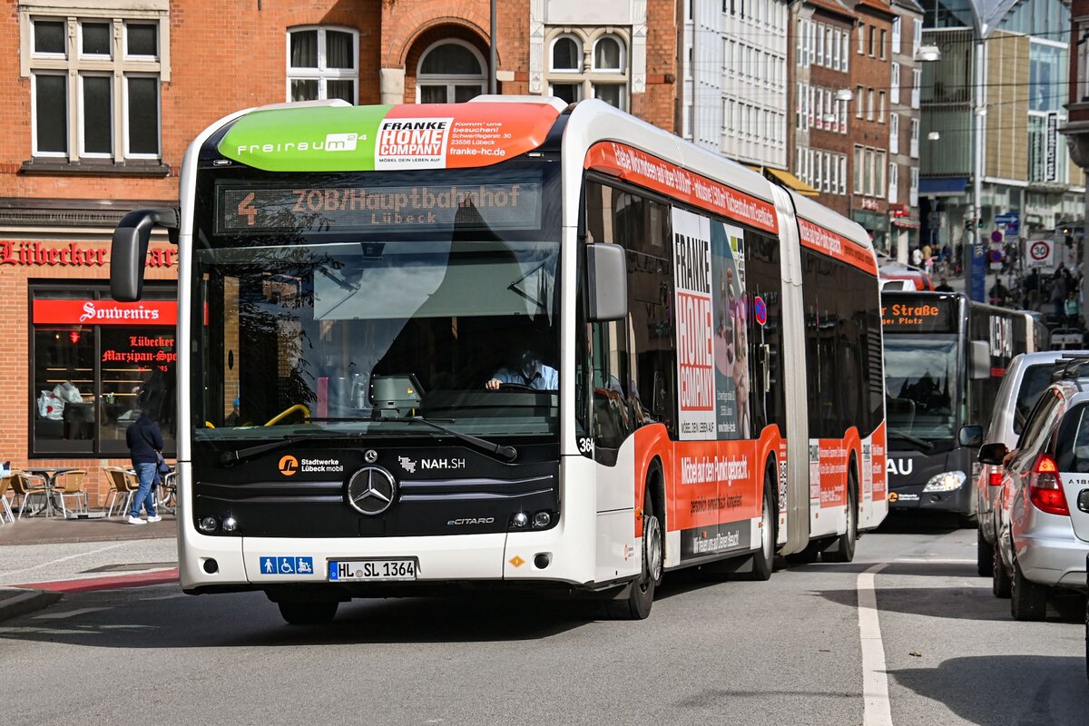 Wagen Nr. 364 der Stadtverkehr L�beck Mobil GmbH (SL/SWLM) fuhr am 11.09.2026 als Linie 4 zum ZOB/ Hauptbahnhof.
Hier auf der L�becker Holstentorbr�cke.

Fahrzeugbesitzer: Stadtverkehr L�beck Mobil GmbH (SL/SWLM)
Fahrzeugnutzer: Stadtverkehr L�beck Mobil GmbH (SL/SWLM)
Modell: (EvoBus) Mercedes Benz eCitaro G
Baujahr: 2022
Kennzeichen: HL-SL 1364
Werbung: Franke Home Company / Freiraum 24