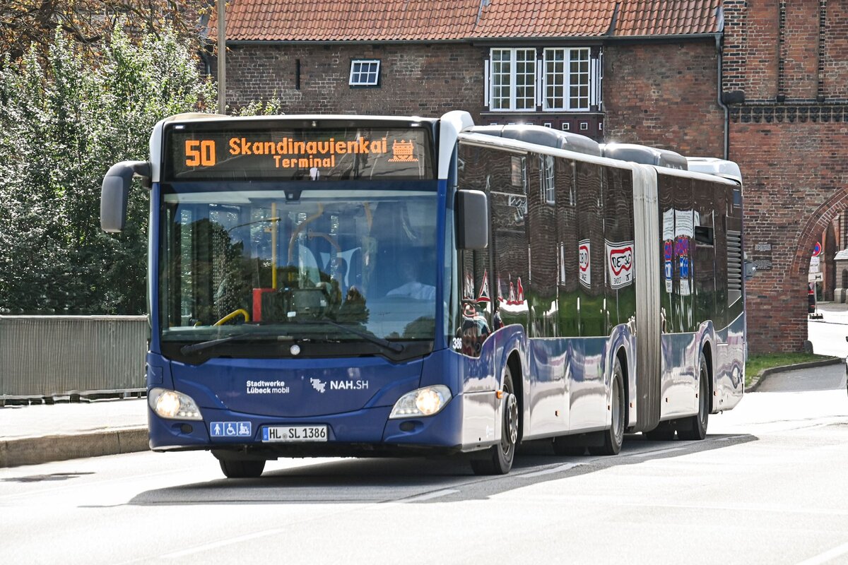 Wagen Nr. 386 der L�beck-Travem�nder Verkehrsgesellschaft mbH (LVG) fuhr am 07.09.2026 als Linie 50 nach Skandinavienkai/ Terminal.
Hier auf der L�becker Burgtorbr�cke.

Fahrzeugbesitzer: Stadtverkehr L�beck Mobil GmbH (SL/SWLM)
Fahrzeugnutzer: L�beck-Travem�nder Verkehrsgesellschaft mbH (LVG)
Modell: (EvoBus) Mercedes Benz O 530 G C2
Baujahr: 2020
Kennzeichen: HL-SL 1386
Werbung: -