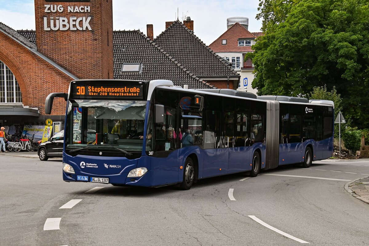 Wagen Nr. 387 der L�beck-Travem�nder Verkehrsgesellschaft mbH (LVG) fuhr am 15.09.2026 als Linie 30 zur Stephensonstra�e.
Hier am L�beck-Travem�nder Strandbahnhof.

Fahrzeugbesitzer: Stadtverkehr L�beck Mobil GmbH (SL/SWLM)
Fahrzeugnutzer: L�beck-Travem�nder Verkehrsgesellschaft mbH (LVG)
Modell: (EvoBus) Mercedes Benz O 530 G C2
Baujahr: 2020
Kennzeichen: HL-SL 1387
Werbung: -