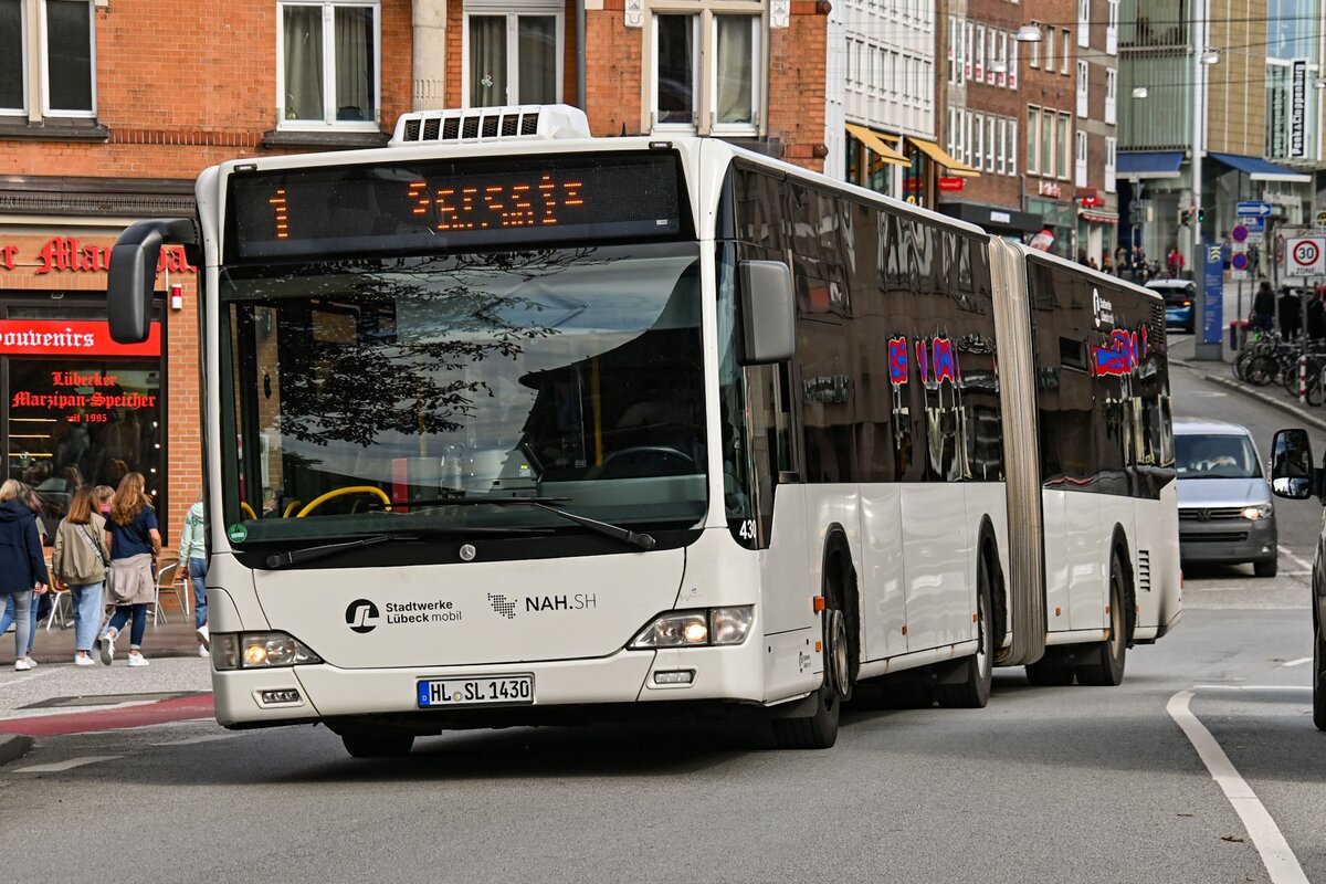 Wagen Nr. 430 der Stadtverkehr L�beck Mobil GmbH (SL/SWLM) fuhr am 11.09.2026 als Linie 1 nach Sereetz Am Rugenberg.
Hier auf der L�becker Holstentorbr�cke.

Fahrzeugbesitzer: Stadtverkehr L�beck Mobil GmbH (SL/SWLM)
Fahrzeugnutzer: Stadtverkehr L�beck Mobil GmbH (SL/SWLM)
Modell: (EvoBus) Mercedes Benz O 530 G (Facelift)
Baujahr: 2011
Kennzeichen: HL-SL 1430
Werbung: -