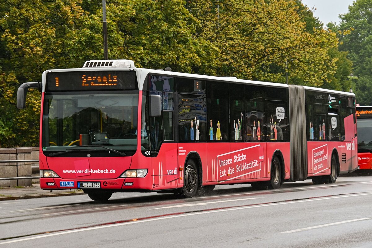 Wagen Nr. 436 der Stadtverkehr L�beck Mobil GmbH (SL/SWLM) fuhr am 03.09.2026 als Linie 1 nach Sereetz Am Rugenberg.
Hier auf der L�becker Puppenbr�cke.

Modell: (EvoBus) Mercedes Benz O 530 G (Facelift)
Baujahr: 2012
Kennzeichen: HL-SL 1436
Werbung: ver.di