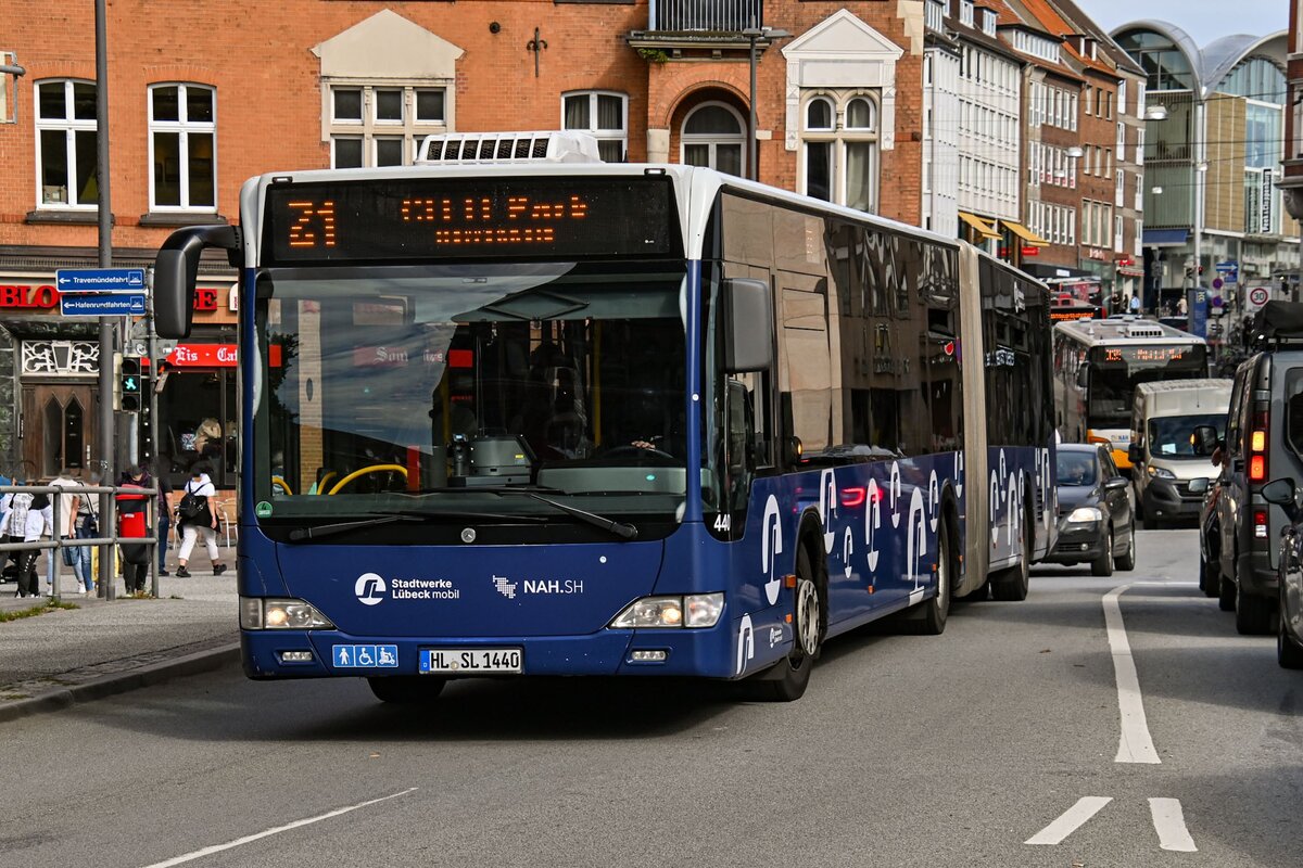 Wagen Nr. 440 der Stadtverkehr L�beck Mobil GmbH (SL/SWLM) fuhr am 11.09.2026 als Linie 21 zum CITTI Park.
Hier auf der L�becker Holstentorbr�cke.

Fahrzeugbesitzer: Stadtverkehr L�beck Mobil GmbH (SL/SWLM)
Fahrzeugnutzer: Stadtverkehr L�beck Mobil GmbH (SL/SWLM)
Modell: (EvoBus) Mercedes Benz O 530 G (Facelift)
Baujahr: 2013
Kennzeichen: HL-SL 1440
Werbung: -