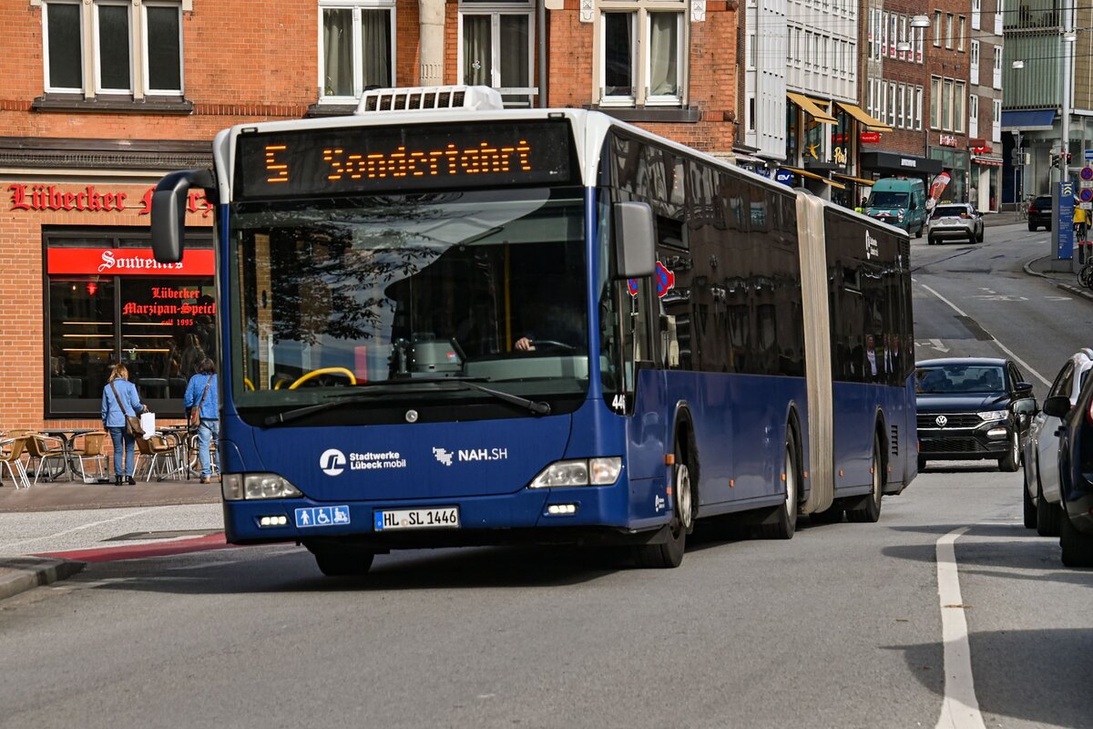 Wagen Nr. 446 der Stadtverkehr L�beck Mobil GmbH (SL/SWLM) fuhr am 11.09.2026 als Linie 5 zum ZOB/Hauptbahnhof. Aufgrund der hohen Versp�tung als  Sonderfahrt .
Hier auf der L�becker Holstentorbr�cke.

Fahrzeugbesitzer: Stadtverkehr L�beck Mobil GmbH (SL/SWLM)
Fahrzeugnutzer: Stadtverkehr L�beck Mobil GmbH (SL/SWLM)
Modell: (EvoBus) Mercedes Benz O 530 G (Facelift)
Baujahr: 2013
Kennzeichen: HL-SL 1446
Werbung: -