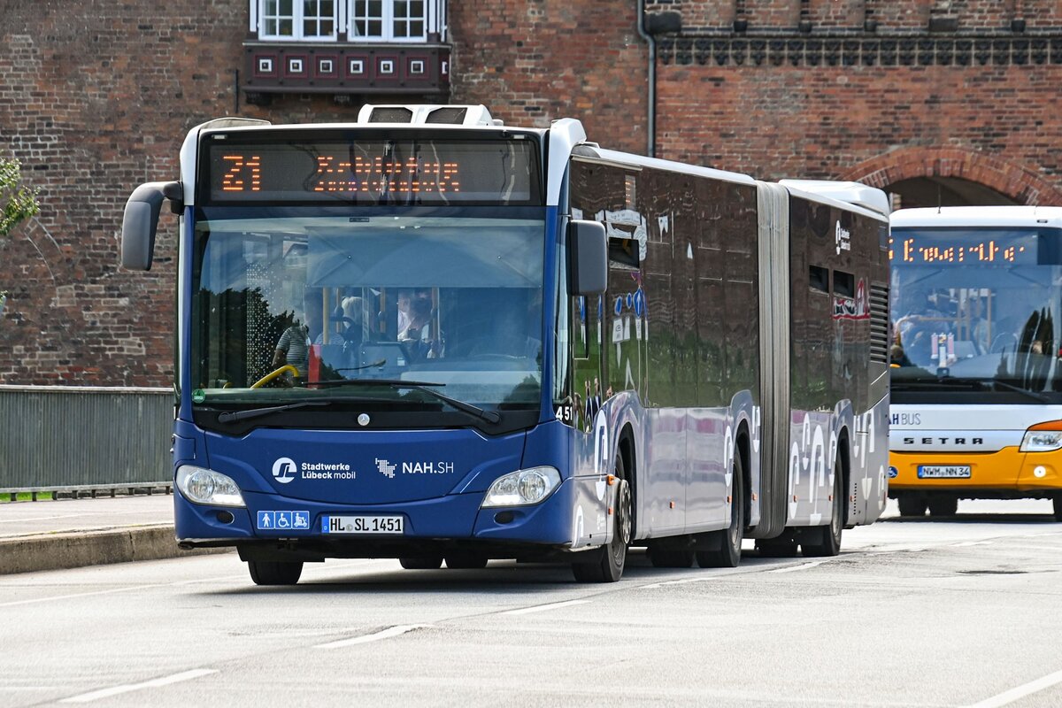 Wagen Nr. 451 der Stadtverkehr L�beck Mobil GmbH (SL/SWLM) fuhr am 07.09.2026 als Linie 21 nach Schlutup/ Zarnewenzweg.
Hier auf der L�becker Burgtorbr�cke.

Fahrzeugbesitzer: Stadtverkehr L�beck Mobil GmbH (SL/SWLM)
Fahrzeugnutzer: Stadtverkehr L�beck Mobil GmbH (SL/SWLM)
Modell: (EvoBus) Mercedes Benz O 530 G C2
Baujahr: 2014
Kennzeichen: HL-SL 1451
Werbung: -