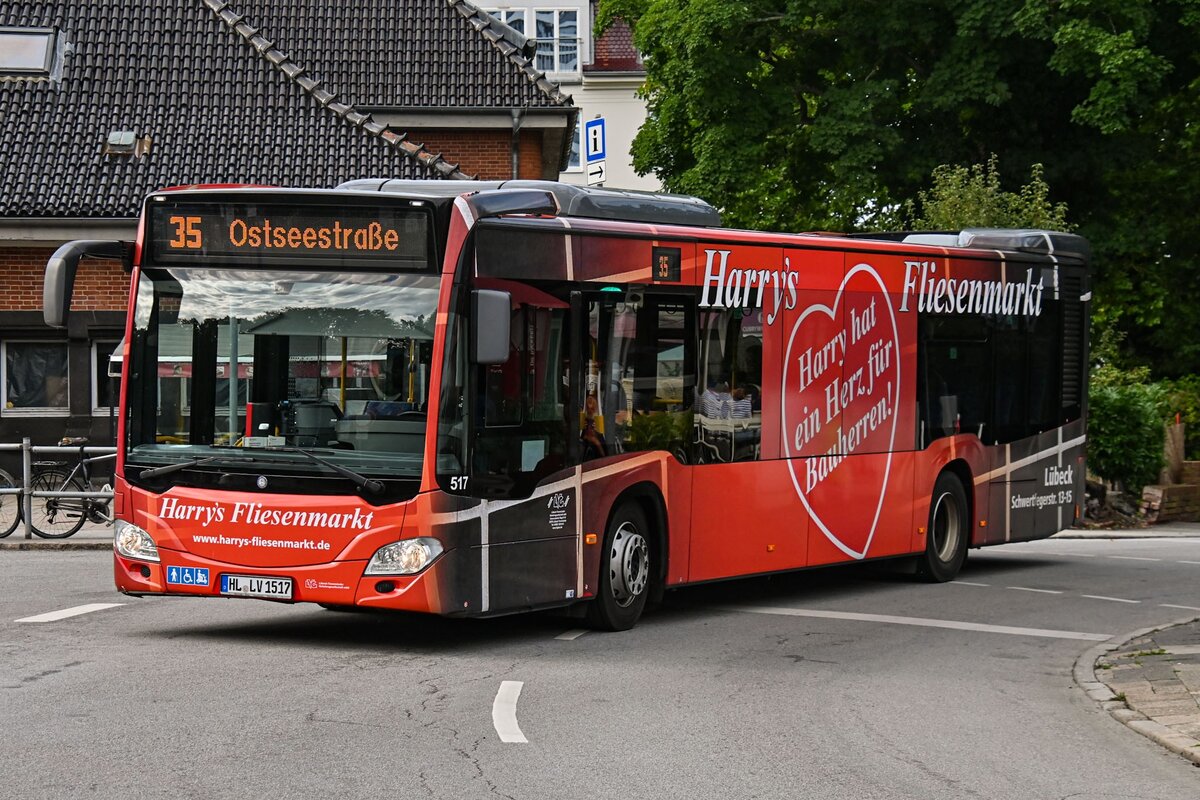 Wagen Nr. 517 der L�beck-Travem�nder Verkehrsgesellschaft mbH (LVG) fuhr am 15.09.2026 als Linie 35 zur Ostseestra�e.
Hier am L�beck-Travem�nder Strandbahnhof.

Fahrzeugbesitzer: L�beck-Travem�nder Verkehrsgesellschaft mbH (LVG)
Fahrzeugnutzer: L�beck-Travem�nder Verkehrsgesellschaft mbH (LVG)
Modell: (EvoBus) Mercedes Benz O 530 C2
Baujahr: 2020
Kennzeichen: HL-LV 1517
Werbung: Harrys Fliesenmarkt