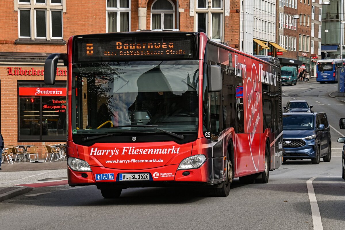 Wagen Nr. 626 der Stadtverkehr L�beck Mobil GmbH (SL/SWLM) fuhr am 11.09.2026 als Linie 8 zum Bauernweg.
Hier auf der L�becker Holstentorbr�cke.

Fahrzeugbesitzer: Stadtverkehr L�beck Mobil GmbH (SL/SWLM)
Fahrzeugnutzer: Stadtverkehr L�beck Mobil GmbH (SL/SWLM)
Modell: (EvoBus) Mercedes Benz O 530 C2
Baujahr: 2017
Kennzeichen: HL-SL 1626
Werbung:Harrys Fliesenmarkt