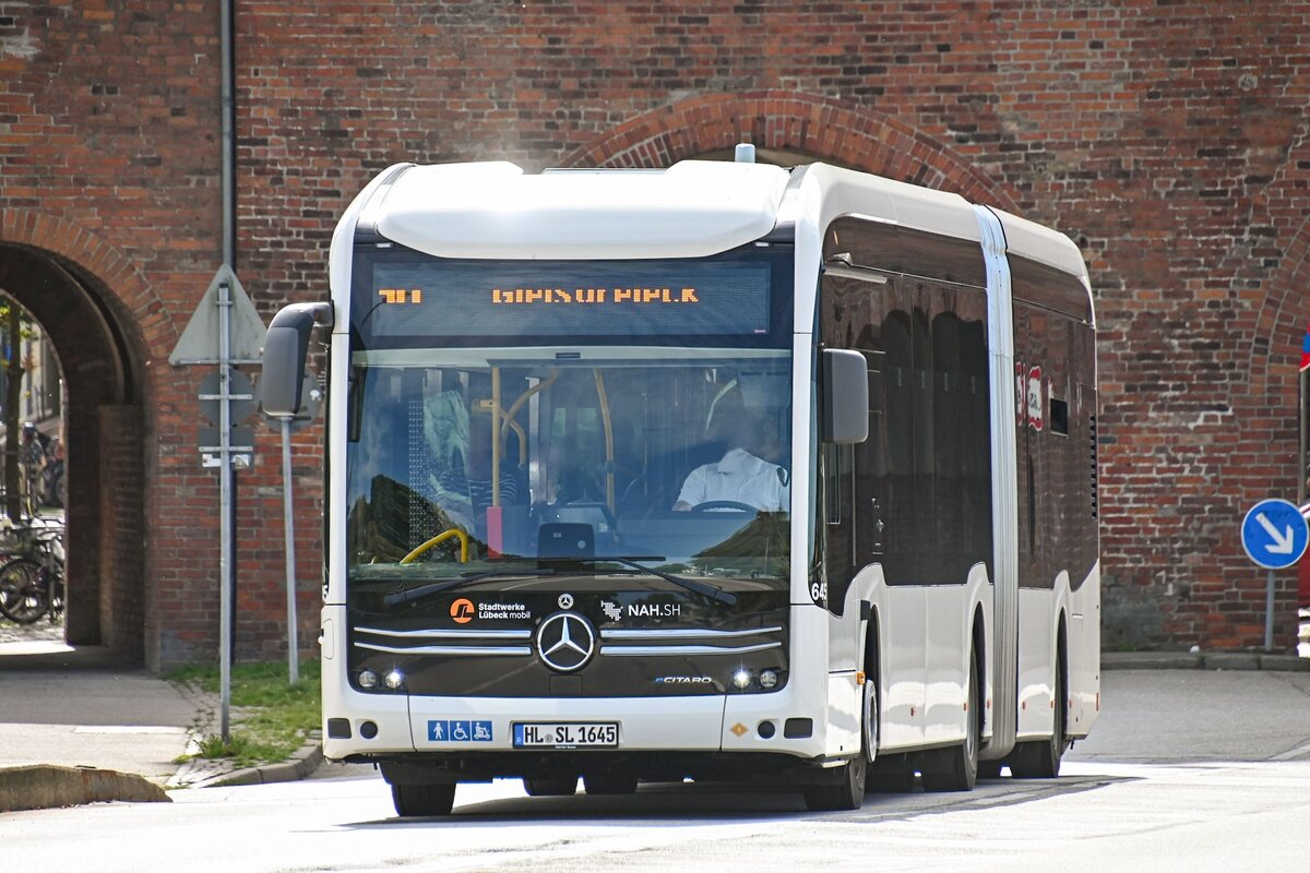 Wagen Nr. 645 der Stadtverkehr L�beck Mobil GmbH (SL/SWLM) fuhr am 07.09.2026 als Linie 10 nach Gleisdreieck/ Gewerbegebiet.
Hier auf der L�becker Burgtorbr�cke.

Fahrzeugbesitzer: Stadtverkehr L�beck Mobil GmbH (SL/SWLM)
Fahrzeugnutzer: Stadtverkehr L�beck Mobil GmbH (SL/SWLM)
Modell: (EvoBus) Mercedes Benz eCitaro G
Baujahr: 2026
Kennzeichen: HL-SL 1645
Werbung: -