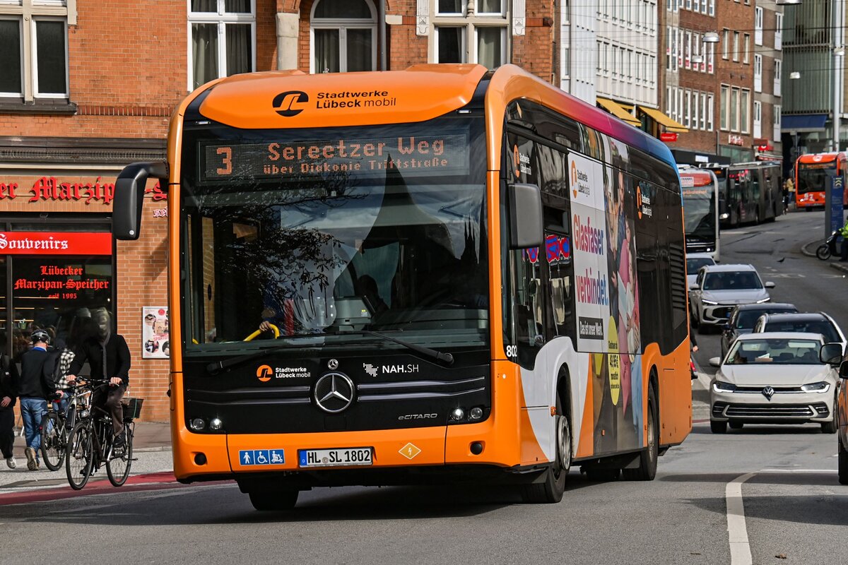 Wagen Nr. 802 der Stadtverkehr L�beck Mobil GmbH (SL/SWLM) fuhr am 11.09.2026 als Linie 3 zum Sereetzer Weg.
Hier auf der L�becker Holstentorbr�cke.

Fahrzeugbesitzer: Stadtverkehr L�beck Mobil GmbH (SL/SWLM)
Fahrzeugnutzer: Stadtverkehr L�beck Mobil GmbH (SL/SWLM)
Modell: (EvoBus) Mercedes Benz eCitaro 
Baujahr: 2019
Kennzeichen: HL-SL 1802
Werbung: Stadtwerke L�beck Digital