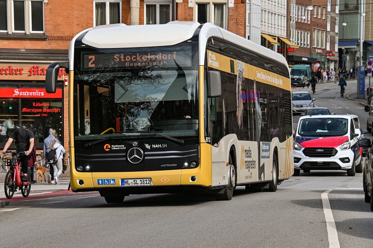 Wagen Nr. 812 der Stadtverkehr L�beck Mobil GmbH (SL/SWLM) fuhr am 11.09.2026 als Linie 2 nach Stockelsdorf/ Ravensbusch.
Hier auf der L�becker Holstentorbr�cke.

Fahrzeugbesitzer: Stadtverkehr L�beck Mobil GmbH (SL/SWLM)
Fahrzeugnutzer: Stadtverkehr L�beck Mobil GmbH (SL/SWLM)
Modell: (EvoBus) Mercedes Benz eCitaro 
Baujahr: 2021
Kennzeichen: HL-SL 1812
Werbung: Schmidt & R�mhild - Media Magneten