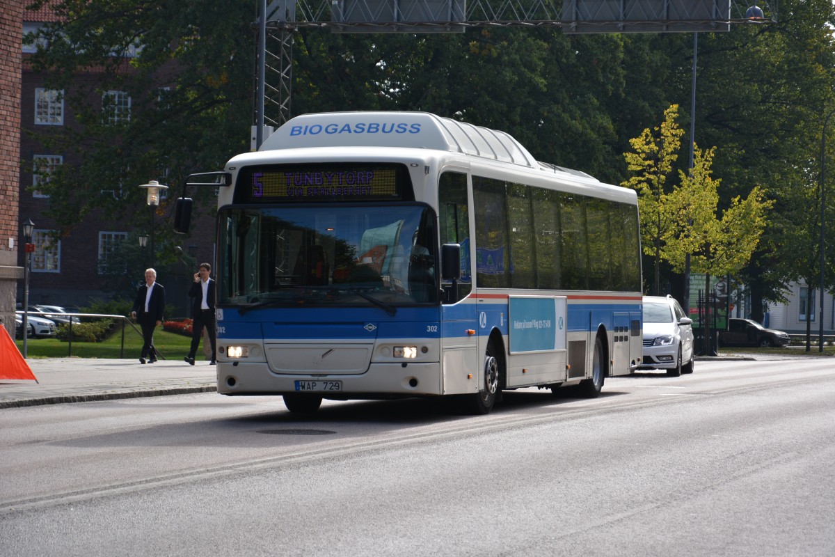 WAP 729 fährt am 17.09.2014 auf der Linie 5. Aufgenommen wurde ein Volvo 8500 CNG in der nähe des Busbahnhof Västerås.