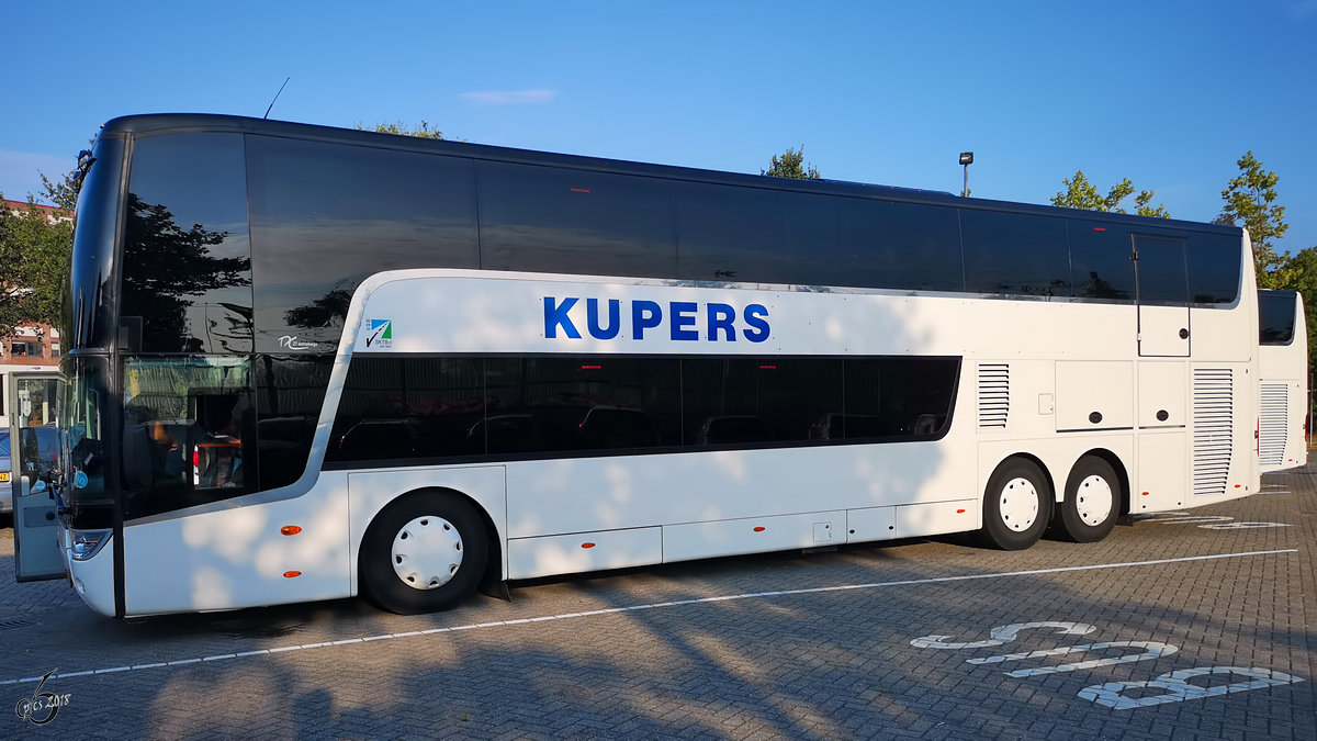 Warten auf die Weiterfahrt mit dem VanHool TX27 Astromega der Firma Kupers. (Breda-Prinsenbeek, Juli 2018)