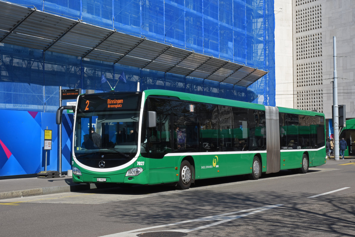 Wegen Bauarbeiten am Bahnhof SBB werden diverse Linien umgeleitet oder verlängert. Die Linie 2 wird vollständig mit Bussen betrieben. Hier bedient der Mercedes Citaro 7027 die Haltestelle Aeschenplatz. Die Aufnahme stammt vom 28.03.2019.