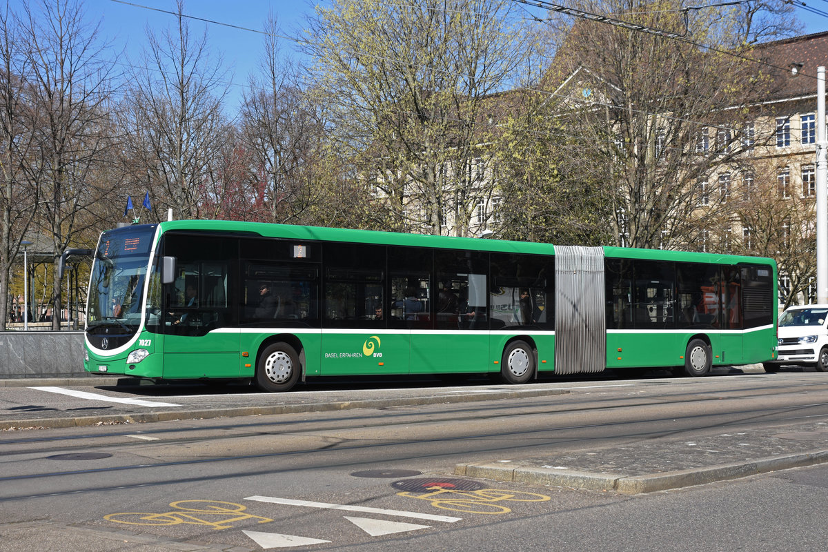 Wegen Bauarbeiten am Bahnhof SBB werden diverse Linien umgeleitet oder verlängert. Die Linie 2 wird vollständig mit Bussen betrieben. Hier fährt der Mercedes Citaro 7027 zur Haltestelle Markthalle. Die Aufnahme stammt vom 28.03.2019.
