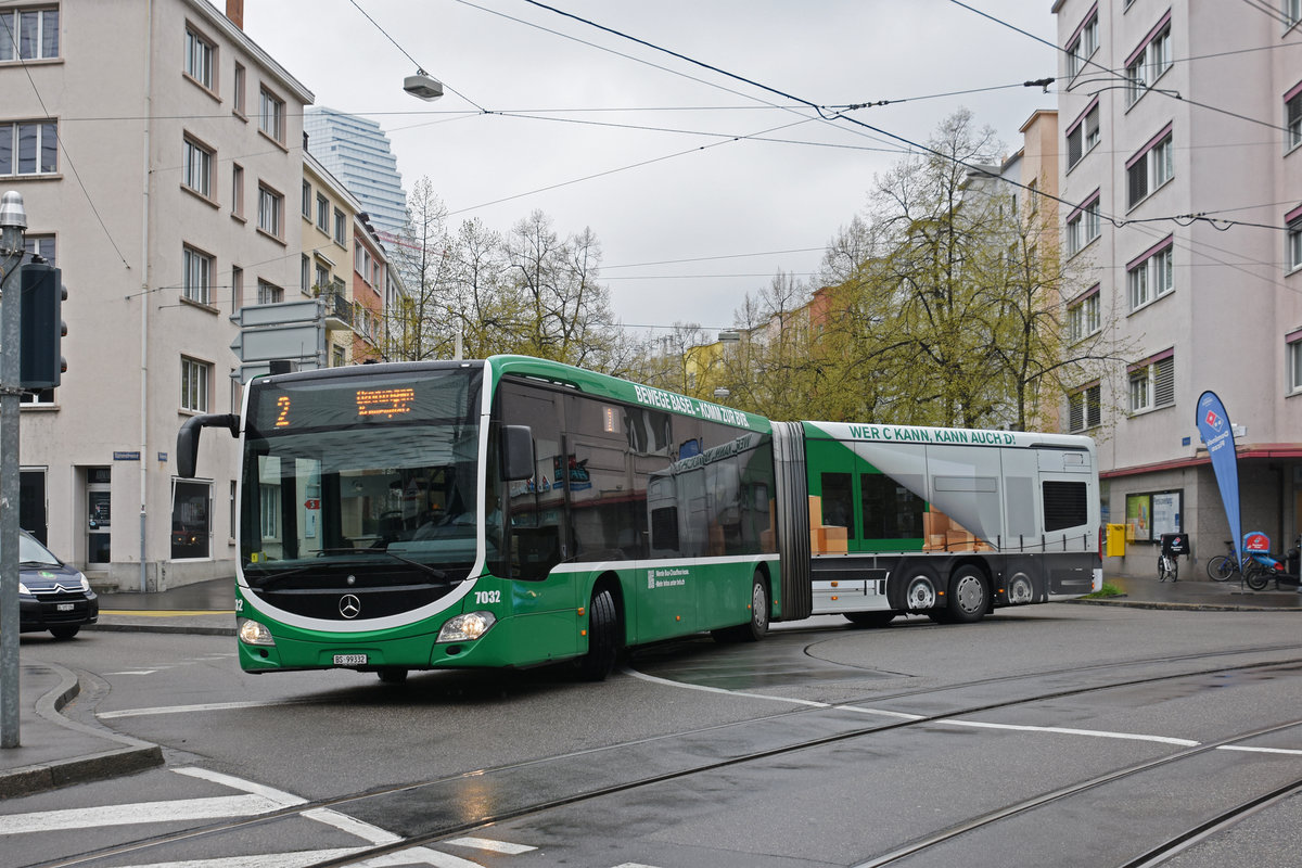 Wegen Bauarbeiten am Bahnhof SBB werden diverse Linien umgeleitet oder verlängert. Die Linie 2 wird vollständig mit Bussen betrieben. Hier fährt der Mercedes Citaro 7032 mit der Personalwerbung für neue Chauffeure für die BVB, zur Endhaltestelle am Messeplatz. Die Aufnahme stammt vom 14.04.2019.