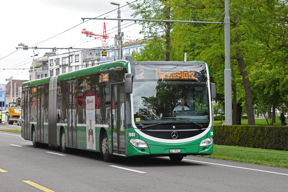 Wegen Bauarbeiten am Bahnhof SBB werden diverse Linien umgeleitet oder verlängert. Die Linie 2 wird vollständig mit Bussen betrieben. Hier fährt der Mercedes Citaro 7041 zur Haltestelle am Aeschenplatz. Die Aufnahme stammt vom 10.05.2019.