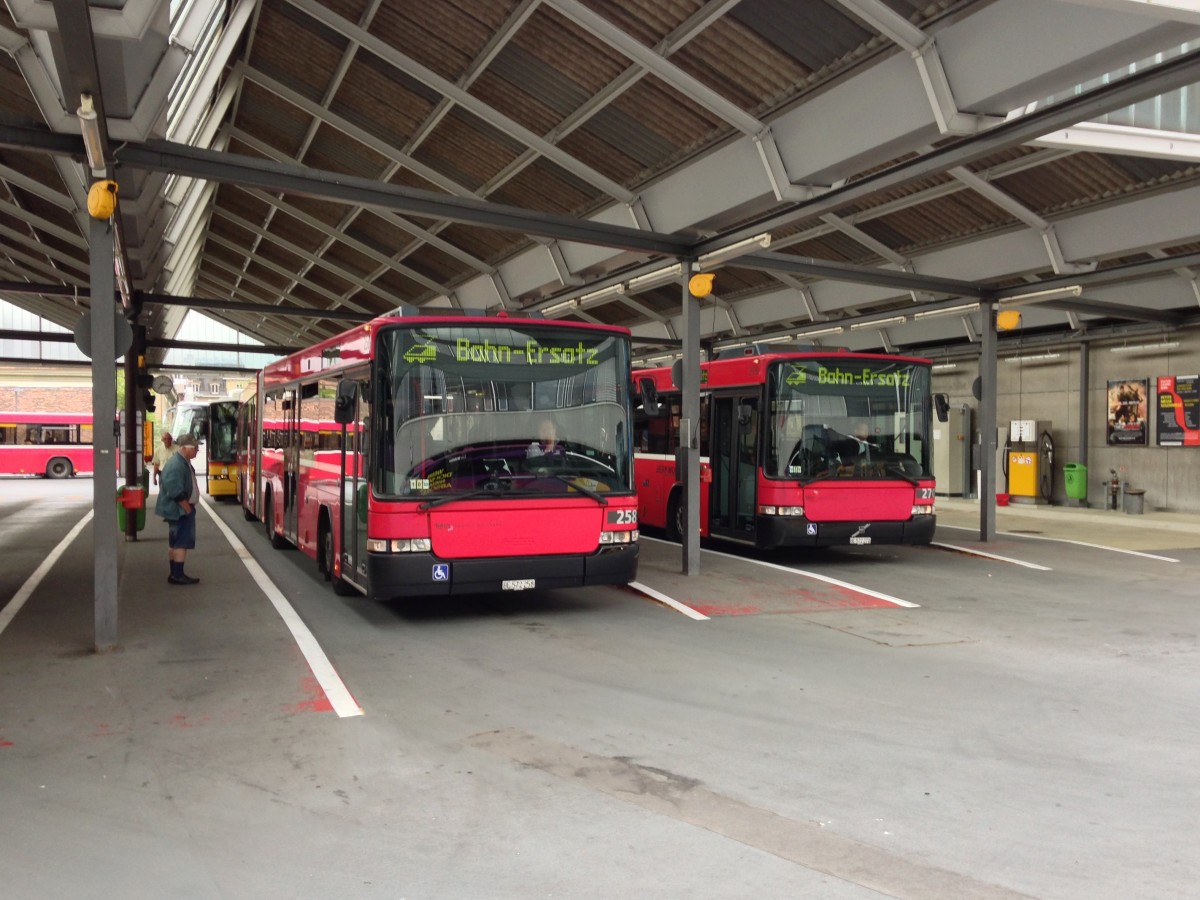 Wegen eines Erdrutsches war die SBB Linie Bern-Fribourg am Abend des 03.06.2014 unterbrochen. Als Bahnersatz waren zahlreiche Linienbusse und einige Reisecars im Einsatz. Im Bild sind die beiden Bernmobil Volvo 258+270 in der Postautostation im Bahnhof Bern.