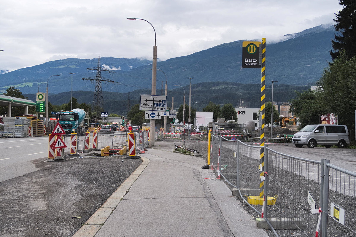Wegen Straßenbahn-Bauarbeiten in der Reichenauer Straße ist die Haltestelle  Jugendherberge  der Innsbrucker Verkehrsbetriebe verschoben worden. Aufgenommen 27.7.2017