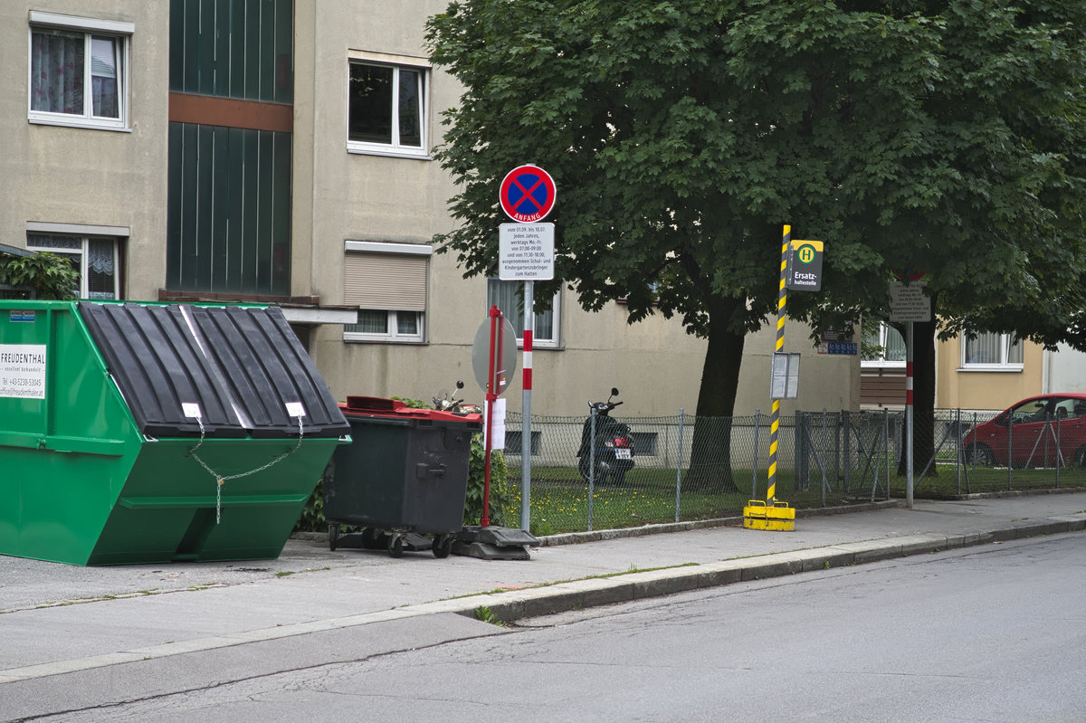 Wegen Straßenbahn-Bauarbeiten in der Reichenauer Straße wurde für die Haltestelle  Roßbachstraße  stadtauswärts eine Ersatzhaltestelle in der Burghard-Breitner-Str. eingerichtet. Aufgenommen 27.7.2017.