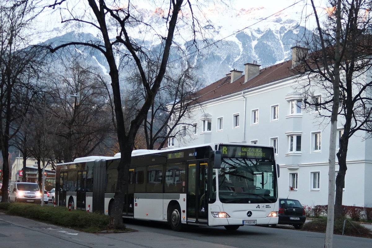 Wegen Straßenbahnbauarbeiten in Innsbruck in der Reichenauer Straße ist die Linie R der Innsbrucker Verkehrsbetriebe (Bus Nr. 833) über die Prinz-Eugen-Straße umgeleitet. Aufgenommen 15.11.2017.