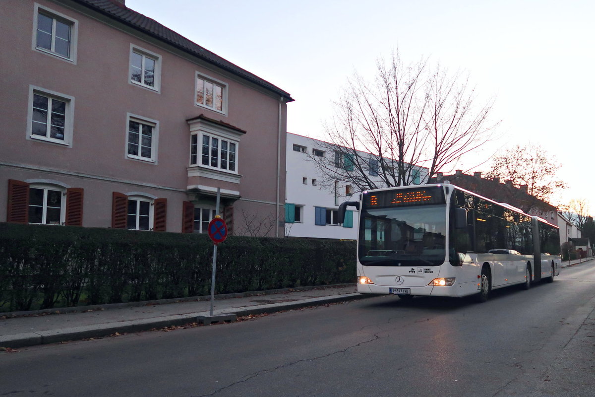 Wegen Straßenbahnbauarbeiten in Innsbruck in der Reichenauer Straße ist die Linie R der Innsbrucker Verkehrsbetriebe (Bus 847) über die Kärntner Straße umgeleitet. Aufgenommen 15.11.2017.