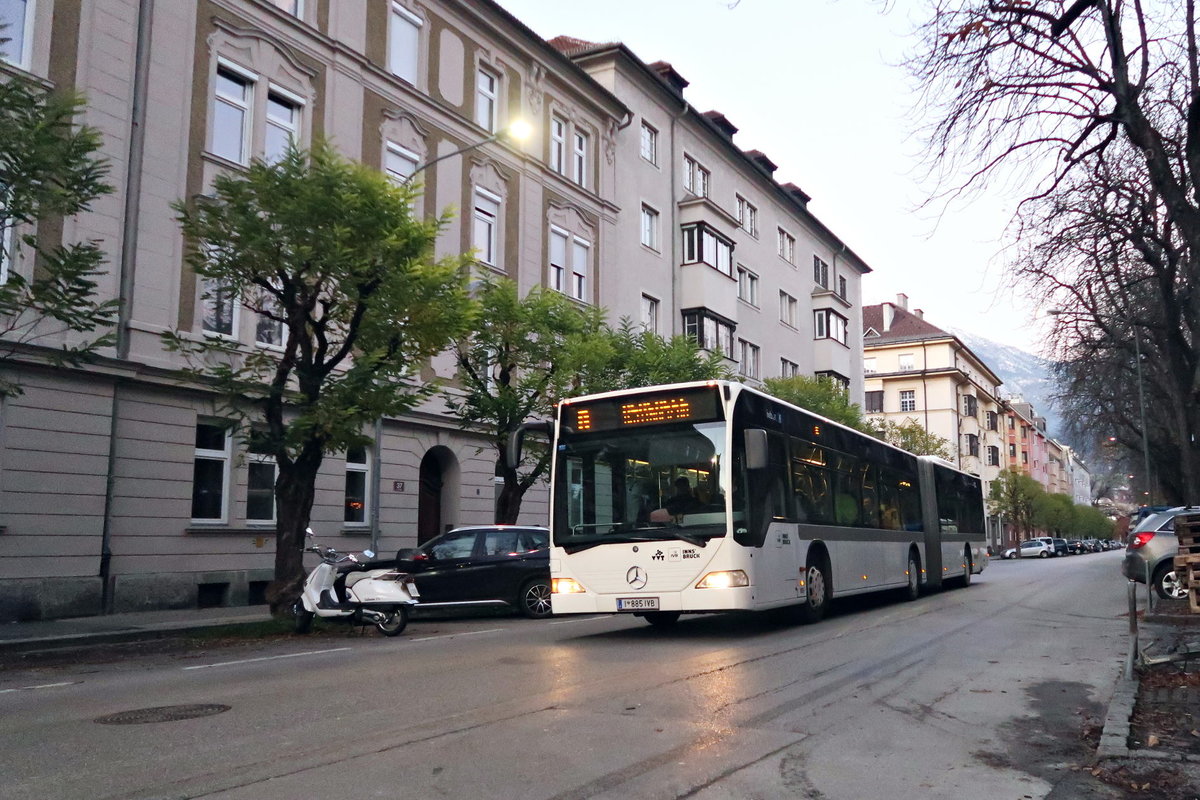 Wegen Straßenbahnbauarbeiten in Innsbruck in der Reichenauer Straße ist die Linie R der Innsbrucker Verkehrsbetriebe (Bus 885) über die Ing.-Etzel-Straße umgeleitet. Aufgenommen 15.11.2017.