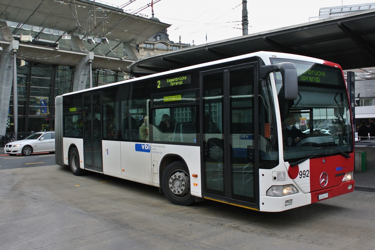Wegen der verzgerten Ablieferung der neuen Busse, verkehren zurzeit ex. TPF Citaros in Luzern. Citaro I G Nr. 992 beim Bahnhof Luzern, 29.01.2014.

