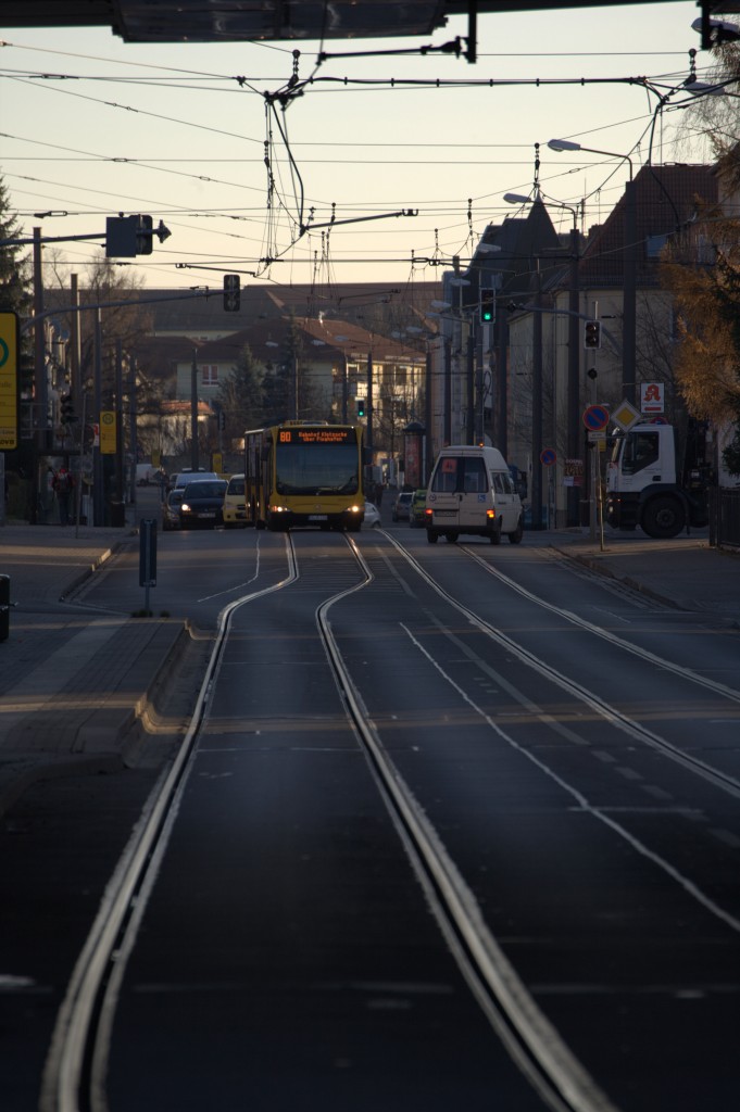 Weit ausholen mus dieser Mercedes-Gelenkbus der Linie 80 , um in die relativ schmale  Straße    Am Trachauer Bahnhof  einzubiegen.
Der Fotograf nutzte die freie Sicht nach der Rotphase einer Ampel.  16.12.2013 14:40 Uhr.