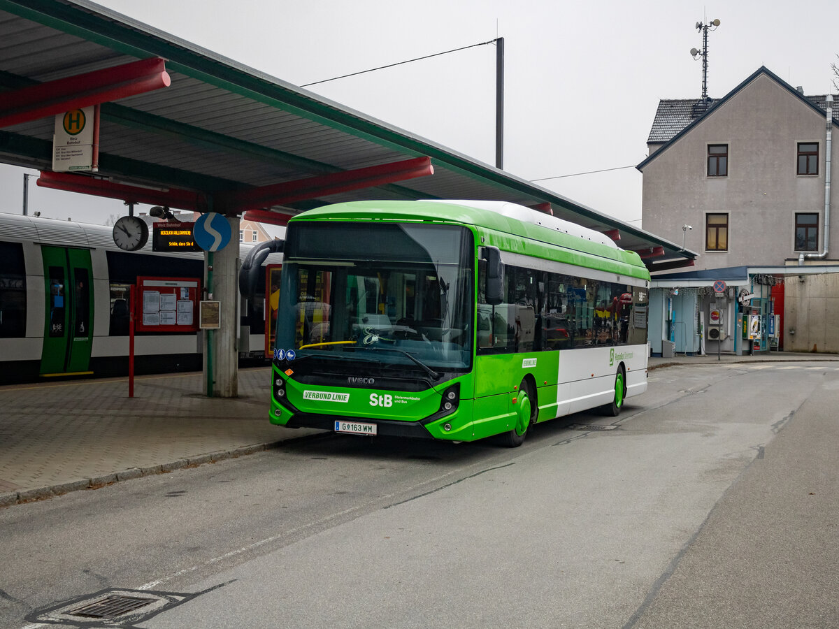 Weiz. Ein Iveco E-Way der Steiermarkbahn steht hier am 14.01.2024 im Bahnhof Weiz.