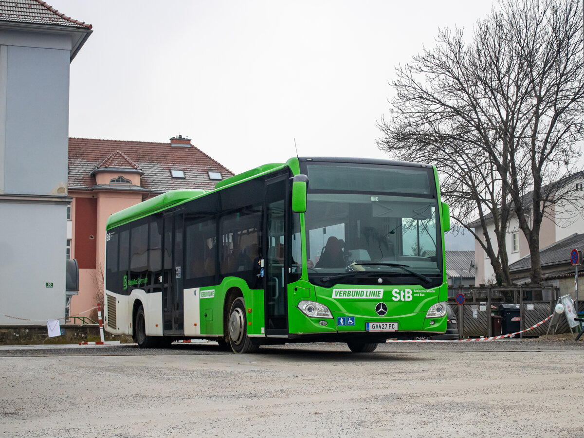 Weiz. Ein Mercedes Citaro LE der Steiermarkbahn, genießt hier am Vormittag des 14.01.2024 die Sonntagsruhe.