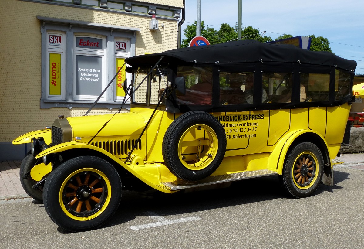 White Bus, der US-amerikanischen Firma White, Baujahr 1925, 85PS, weltweit existieren nur noch zwei Fahrzeuge, das hier in Baiersbronn/Schwarzwald kann fr Oldtimerausflge gemietet werden, Mai 2015